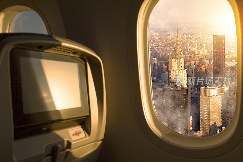 纽约，美国纽约州，日落/日出天空鸟瞰图从机场起飞后从窗口飞机经济舱座位。
